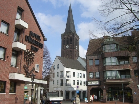 Viersen-Dülken : Peterborough-Platz, mit Blick auf die Kath. Pfarrkirche St. Cornelius